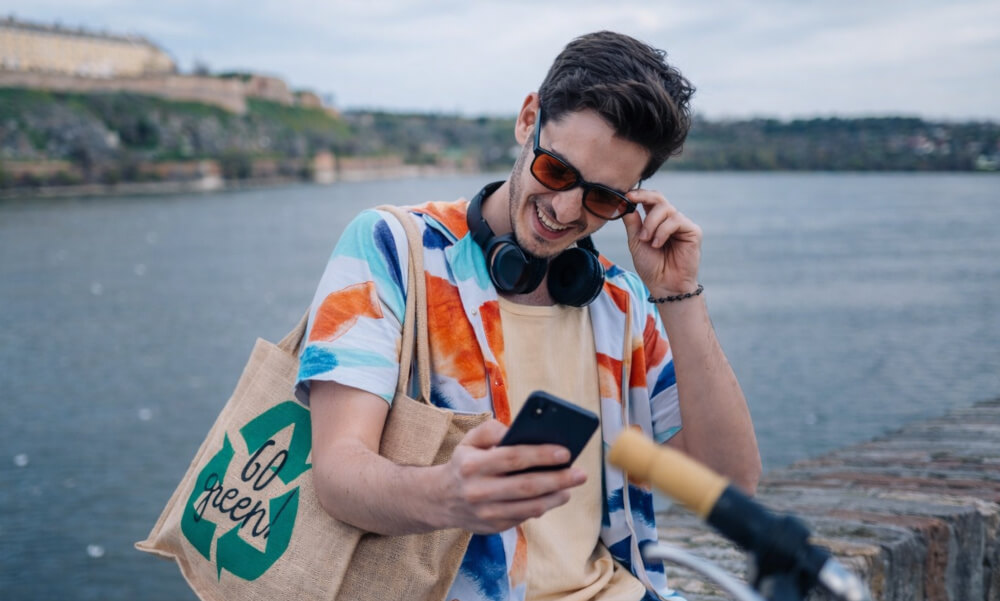 An influencer with an eco-friendly 'go green' bag, ideal for influencer marketing with a sustainable twist.