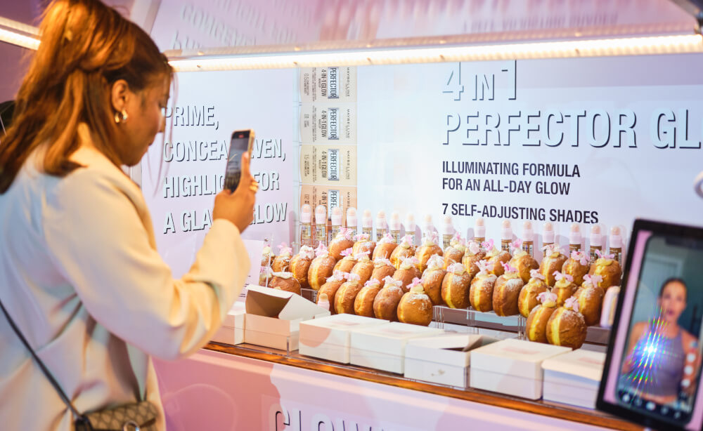 An influencer makes organic content for an HFSS food and drink event.