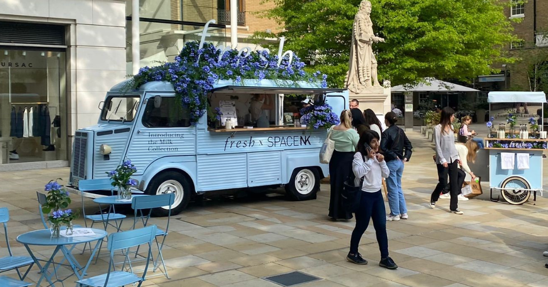 Citroën H-Van Fresh blue flowers table chairs